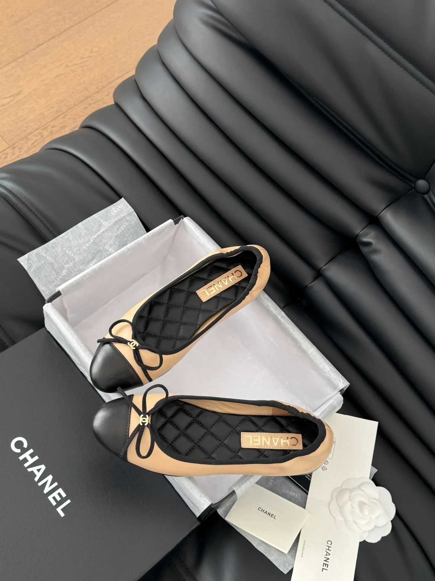 👟👟Ex-factory price 520👟👟 Chanel Xiaoxiang 25C new bow shoe series, original 1:1 replica, a classic among classics. It is perfect whether paired with trousers or skirts. The small round toe design is very good at modifying the foot shape. A must-have for little fairies! The upper is made of imported lambskin, the lining is made of top-grade mixed sheepskin, and the outsole is imported Italian cowhide. Size: 35-39 (40/41/42/43 customized)